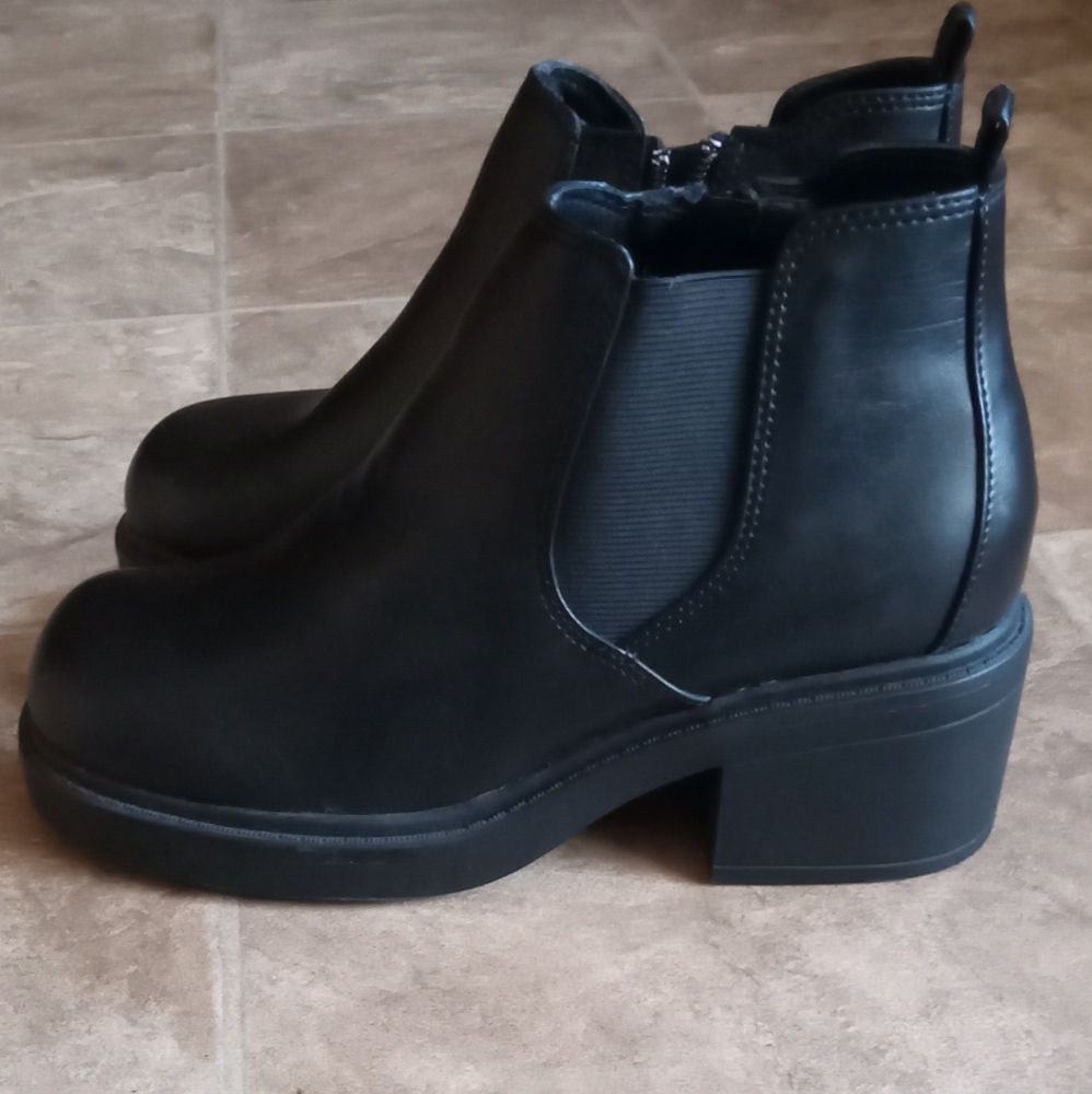 Vintage Rugged Outback Black Booties, Size 6W